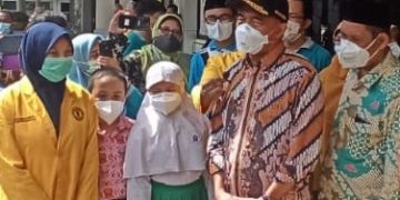 Kunjungi Gresik, Menteri Muhadjir Ajak Siswa SD Mugres dan Spemutu Tetap Semangat Belajar