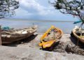 Tim BPB Linmas Bantu Evakuasi Perahu Nelayan yang Rusak Akibat Pasang