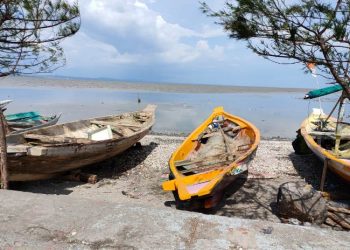 Tim BPB Linmas Bantu Evakuasi Perahu Nelayan yang Rusak Akibat Pasang