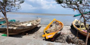 Tim BPB Linmas Bantu Evakuasi Perahu Nelayan yang Rusak Akibat Pasang