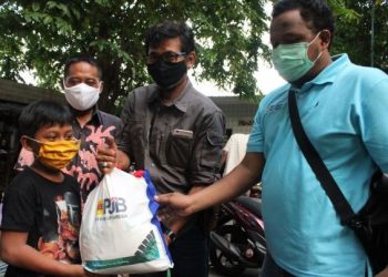 Bimbel Anjal-PJB Gresik Bagikan Sembako kepada Pengemis dan Pengamen Terminal