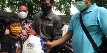 Bimbel Anjal-PJB Gresik Bagikan Sembako kepada Pengemis dan Pengamen Terminal