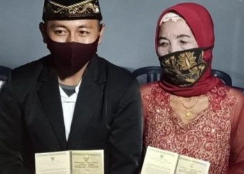 Beda Usia 47 Tahun, Nenek di Ponorogo Ini Nikahi “Cucunya” Usia 29 Tahun