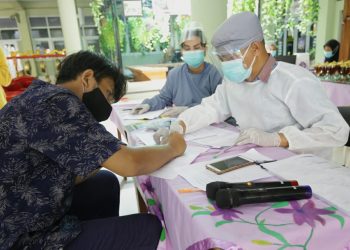 Jelang Sekolah Tatap Muka, Pelajar SMP Jalani Tes Swab