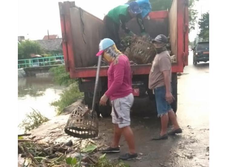 Petugas DLHK Kabupaten Sidoarjo saat membersihkan sampah di saluran air