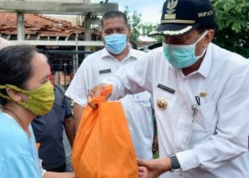 Kunjungi Korban Banjir, Bupati Gresik Minta Maaf Belum Tuntaskan Revitalisasi Kali Lamong