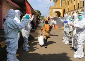 Pasien Covid-19 meninggalkan RS Haji Surabaya setelah dinyatakan sembuh. Varian baru covid kini diantisipasi dengan pembatasan perjalanan internasional