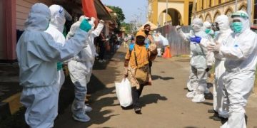 Pasien Covid-19 meninggalkan RS Haji Surabaya setelah dinyatakan sembuh. Varian baru covid kini diantisipasi dengan pembatasan perjalanan internasional