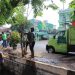PELAYANAN KEBERSIHAN: Petugas Dinas Lingkungan Hidup dan Kebersihan Kabupaten Sidoarjo saat membersihkan saluran air dari sampah.