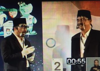 Machfud Arifin dan Mujiaman saat debat publik ke tiga