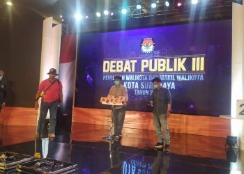 Tim LO atau tim penghubung masing-masing paslon mengecek kesiapan panggung arena debat publik III