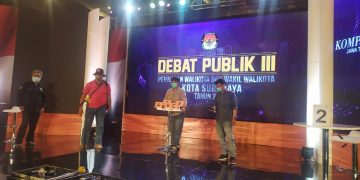 Tim LO atau tim penghubung masing-masing paslon mengecek kesiapan panggung arena debat publik III