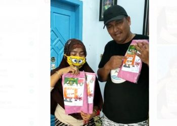 Viral, Video Ibu Rumah Tangga di Banyuwangi Tertangkap Basah Bagikan Kerudung Bergambar Paslon Dihari Tenang