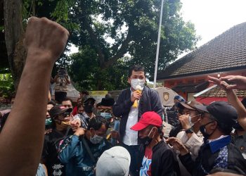 Ribuan Massa ‘Rakyat Banyuwangi Bersatu’ Serbu Kantor Bawaslu