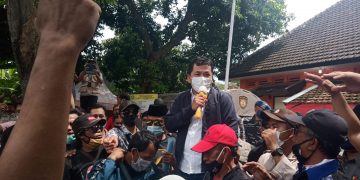 Ribuan Massa ‘Rakyat Banyuwangi Bersatu’ Serbu Kantor Bawaslu