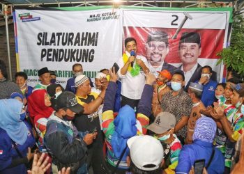 Cawawali Surabaya Mujiaman Sukirno bersama para pendukungnya.