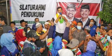 Cawawali Surabaya Mujiaman Sukirno bersama para pendukungnya.