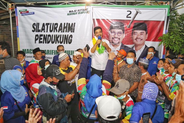 Cawawali Surabaya Mujiaman Sukirno bersama para pendukungnya.