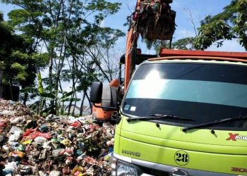 Petugas DLHK Kabupaten Sidoarjo saat melakukan pengangkutan sampah untuk dibawa ke TPA Jabon.