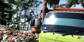 Petugas DLHK Kabupaten Sidoarjo saat melakukan pengangkutan sampah untuk dibawa ke TPA Jabon.