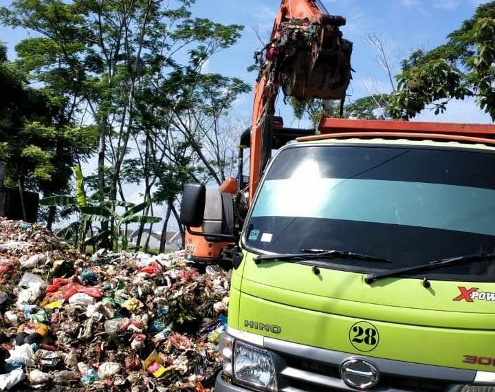 Petugas DLHK Kabupaten Sidoarjo saat melakukan pengangkutan sampah untuk dibawa ke TPA Jabon.