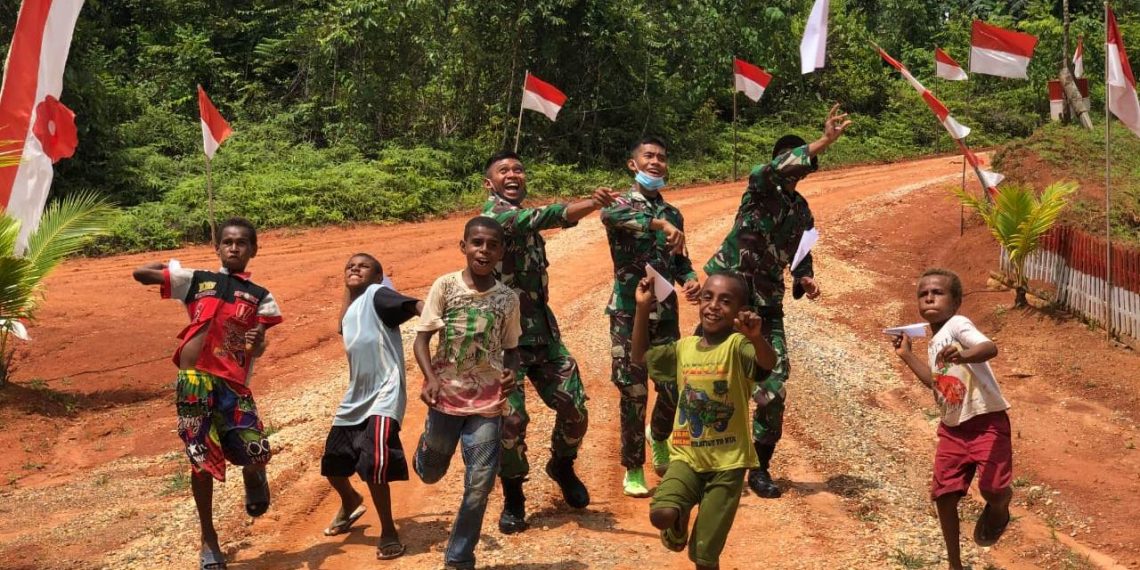 Bermain Origami TNI dan Siswa Ditengah Libur Sekolah di Perbatasan Indonesia-Papua Nugini