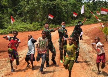 Bermain Origami TNI dan Siswa Ditengah Libur Sekolah di Perbatasan Indonesia-Papua Nugini