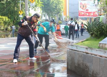Penjabat (Pj) Bupati Sidoarjo, Dr Hudiyono, MSi (kiri) saat ikut membersihkan salah satu sudut taman yang ada di kawasan Alun-Alun Kabupaten Sidoarjo.