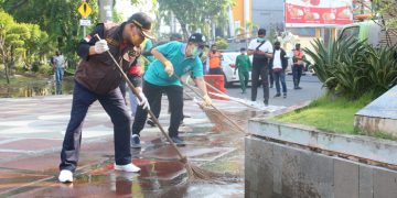 Penjabat (Pj) Bupati Sidoarjo, Dr Hudiyono, MSi (kiri) saat ikut membersihkan salah satu sudut taman yang ada di kawasan Alun-Alun Kabupaten Sidoarjo.