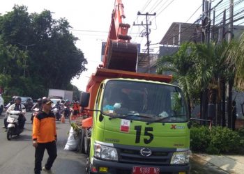 Petugas DLHK Kabupaten Sidoarjo secara rutin membersihkan saluran air dari sampah yang dibuang sembarangan