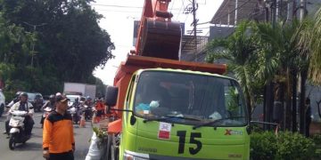 Petugas DLHK Kabupaten Sidoarjo secara rutin membersihkan saluran air dari sampah yang dibuang sembarangan