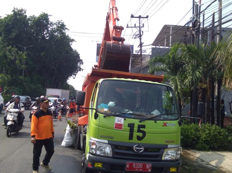 Petugas DLHK Kabupaten Sidoarjo secara rutin membersihkan saluran air dari sampah yang dibuang sembarangan