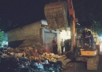 Pembuangan sampah sembarangan dekat saluran air dibersihkan petugas DLHK Kabupaten Sidoarjo