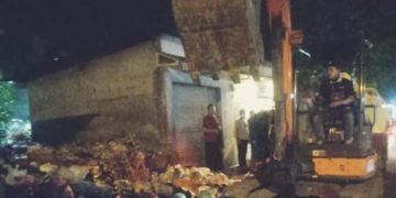 Pembuangan sampah sembarangan dekat saluran air dibersihkan petugas DLHK Kabupaten Sidoarjo