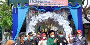 Optimistis Menang, Gus Yani-Bu Min Nyoblos di Desa Kelahirannya