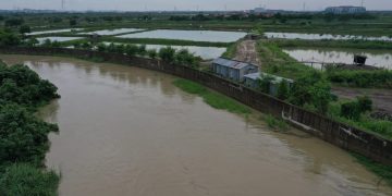 Wali Kota Risma Pastikan Tanggul Kali Lamong Kuat Menahan Debit Air