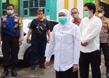 Bersama Putranya, Gubernur Khofifah Nyoblos di TPS 25 Jemur Wonosari