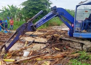 Luapan Anak Kali Lamong Rendam Jalan Poros Desa di Benjeng