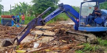 Luapan Anak Kali Lamong Rendam Jalan Poros Desa di Benjeng