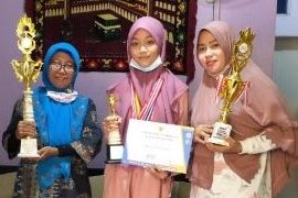 Juara Nasional Tapak Suci, Ais Terima Award dari Sekolahnya, Spemutu Gresik