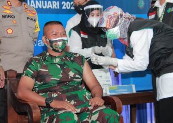 Letkol Sidik Jadi Orang Pertama di Lamongan yang Disuntik Sinovac