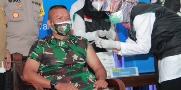 Letkol Sidik Jadi Orang Pertama di Lamongan yang Disuntik Sinovac