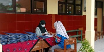 Cegah Penularan Covid, SDN Pangkemiri 1 Gunakan Sistem Drive Thru Saat Pembagian Rapor
