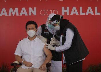 Gantikan Gubernur, Wagub Jatim Disuntik Vaksin Pertama