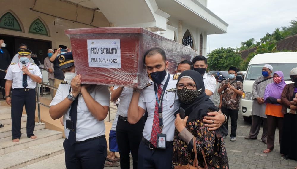 Plt Walikota Surabaya Whisnu Sholatkan Jenazah Fadly