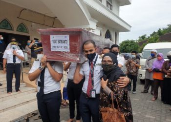 Plt Walikota Surabaya Whisnu Sholatkan Jenazah Fadly