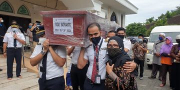 Plt Walikota Surabaya Whisnu Sholatkan Jenazah Fadly