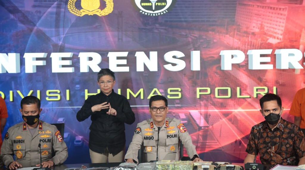 Humas Polri Kini Libatkan Juru Bahasa Isyarat untuk Konpress