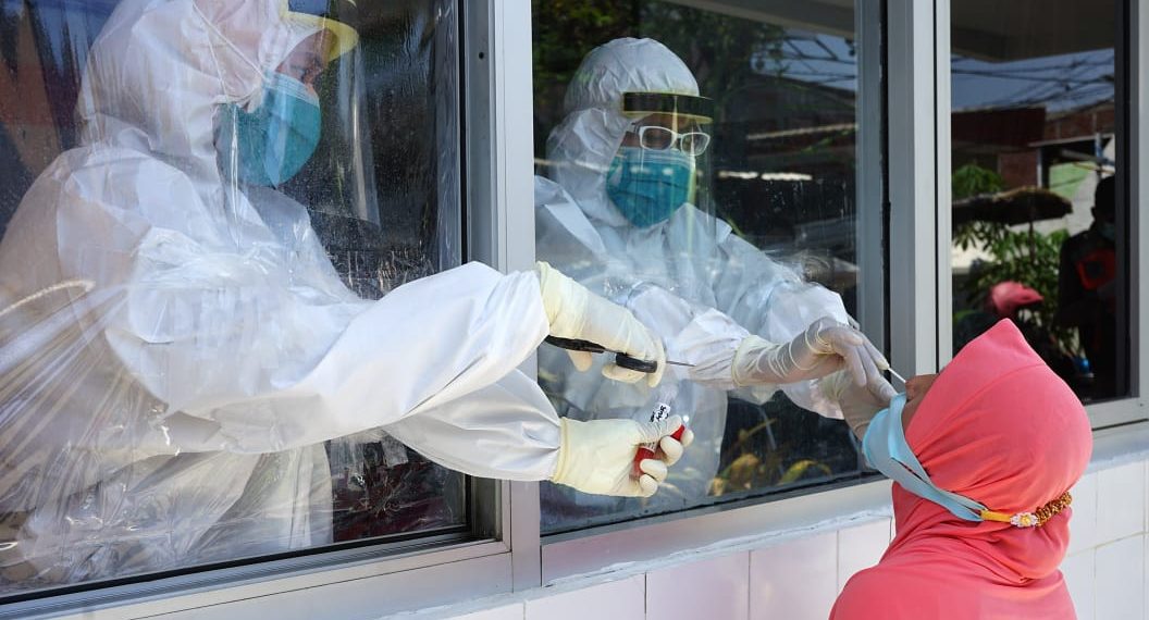 Antisipasi Klaster Perkantoran, Pemkot Surabaya Terjunkan Tim Swab Hunter