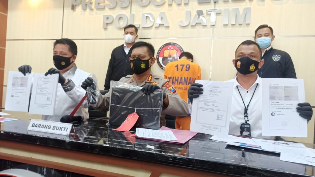 Subdit V Siber Direktorat Reserse Kriminal Khusus (Ditreskrimsus) Polda Jawa Timur menunjukkan barang bukti surat keterangan rapid test palsu.